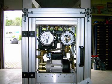 Anlagenbau. Industriepumpenanlage mit zwei Druckmessern verbaut in einem Gehaeuse .