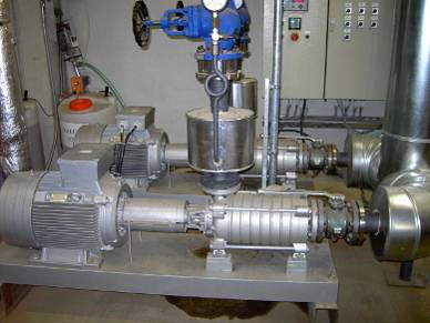 Pumpen-Anlage mit Steuerschrank im Hintergrund