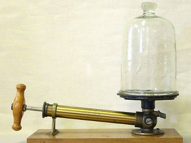 Historische Vakuum-Pumpe mit Glasglocke.